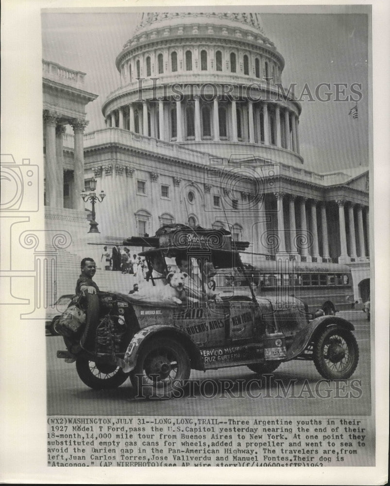 1963 Press Photo Argentine youths in a 1927 Model T Ford pass the U.S. Capitol.