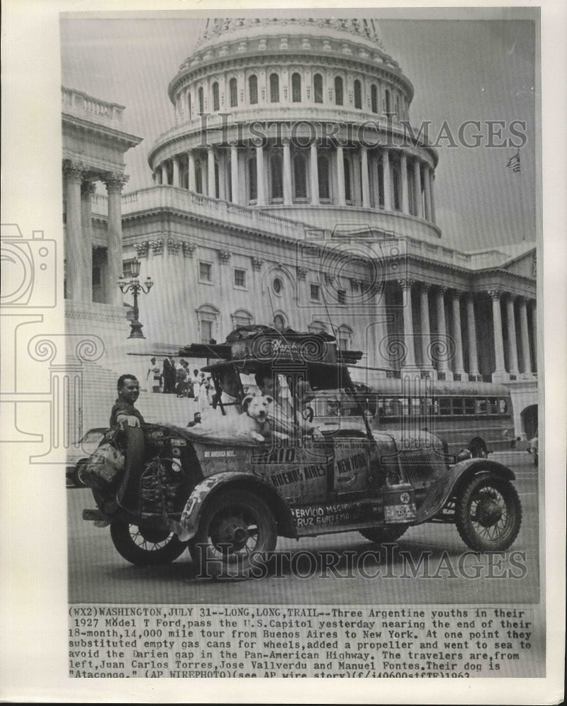 Load image into Gallery viewer, 1963 Press Photo Argentine youths in a 1927 Model T Ford pass the U.S. Capitol.

