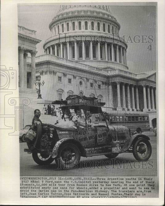 1963 Press Photo Argentine youths in a 1927 Model T Ford pass the U.S. Capitol.