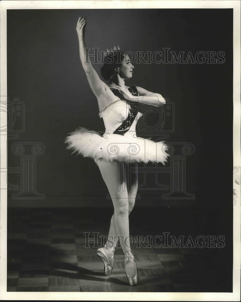 1960 Press Photo Dancer Catherine Albright dances in Hynes Hysterics of 1960.