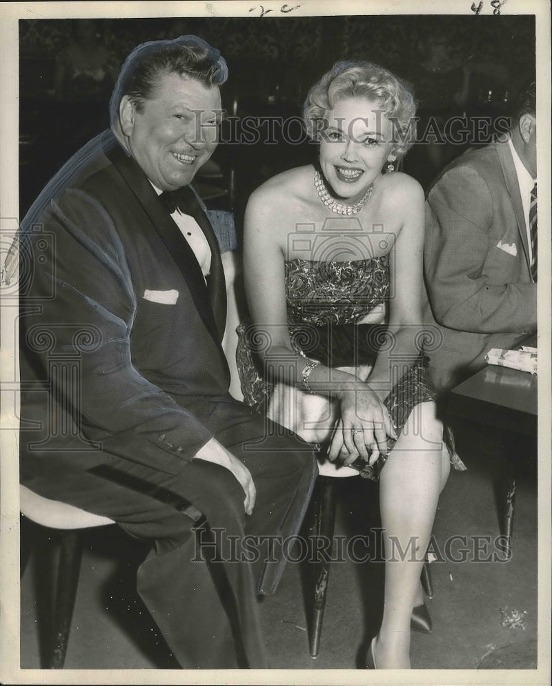 Load image into Gallery viewer, 1959 Press Photo Actress Fran Allison at the Dream Room. - nox01857
