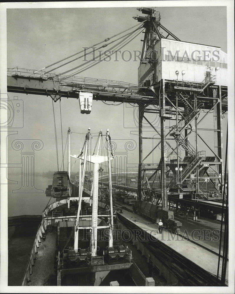 1967 Press Photo A clamshell bucket unloader at Allied Chemical&#39;s complex.