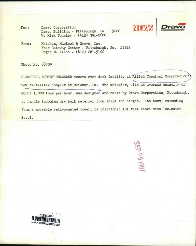 1967 Press Photo A clamshell bucket unloader at Allied Chemical's complex.