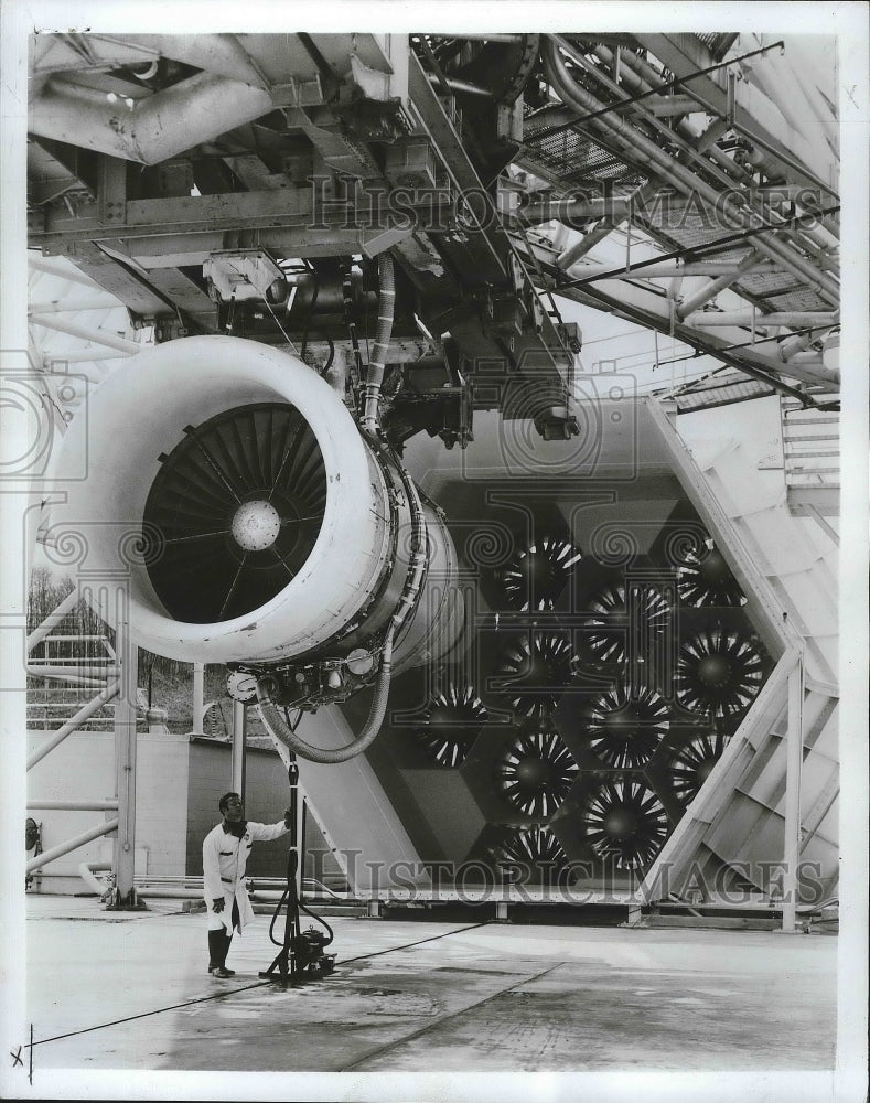 1975 Press Photo General Electric tests CF6 commercial jet engine against fans