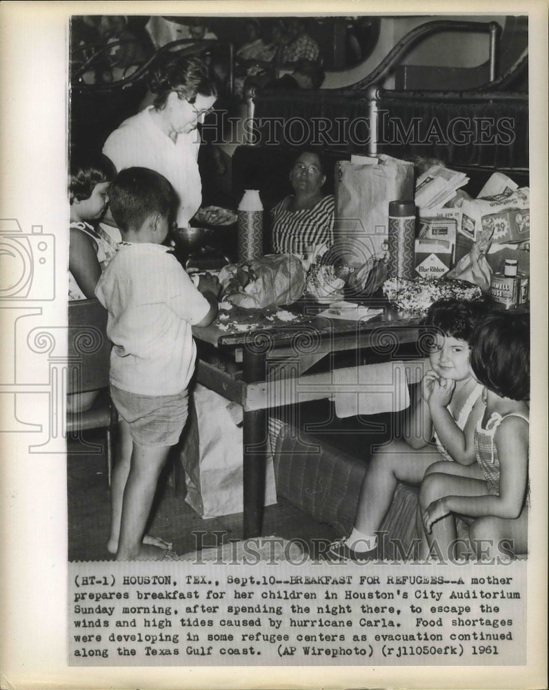 1961 Press Photo Hurricane Carla - Refugees take shelter at Houston&#39;s auditorium- Historic Images