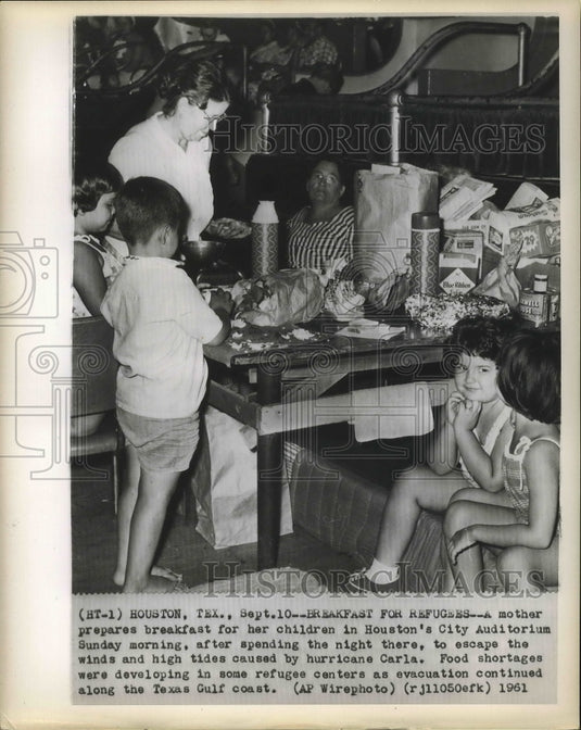 1961 Press Photo Hurricane Carla - Refugees take shelter at Houston's auditorium- Historic Images