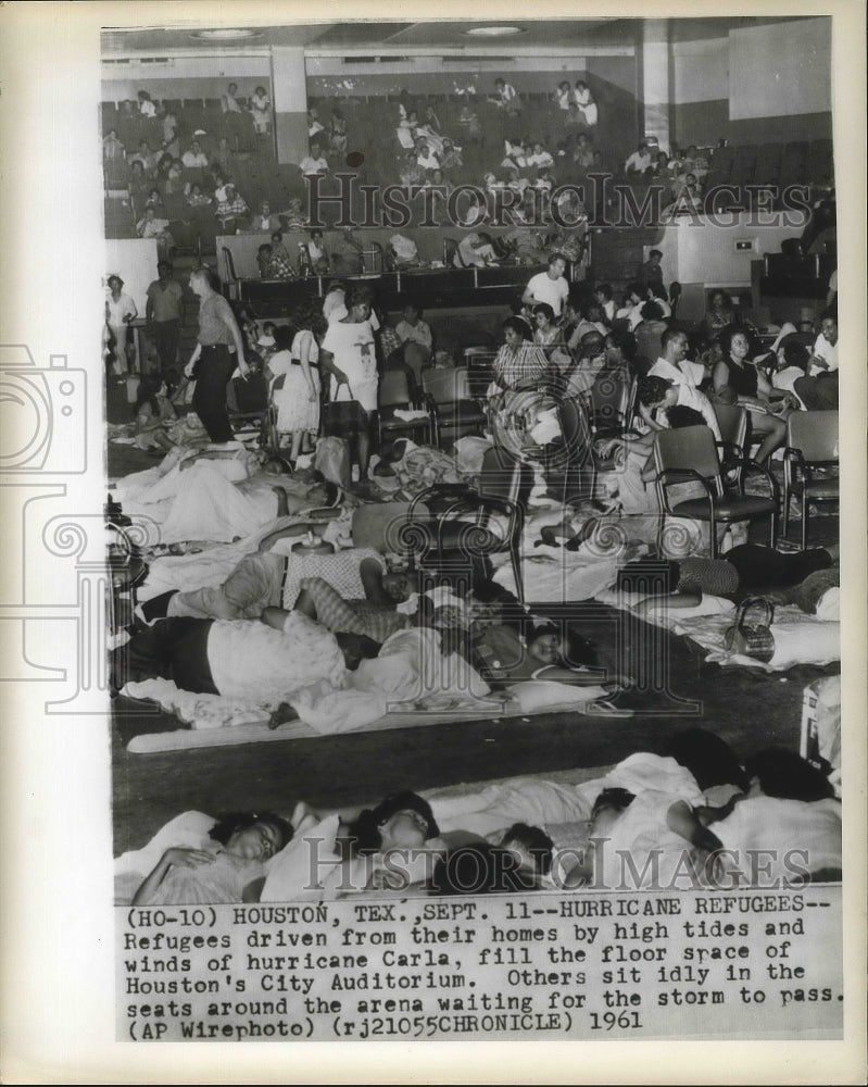 1961 Press Photo Hurricane Carla refugees fill Houston&#39;s City Auditorium- Historic Images