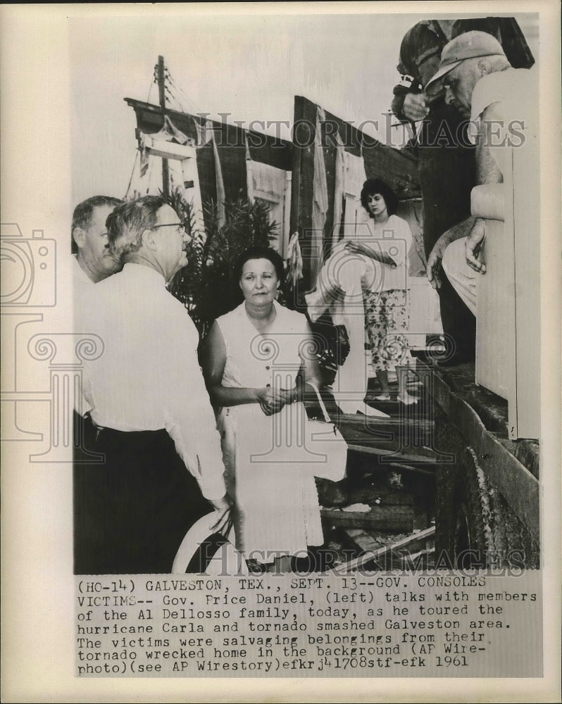 1961 Press Photo Gov. Price Daniel talks with members of the Al Dellosso family