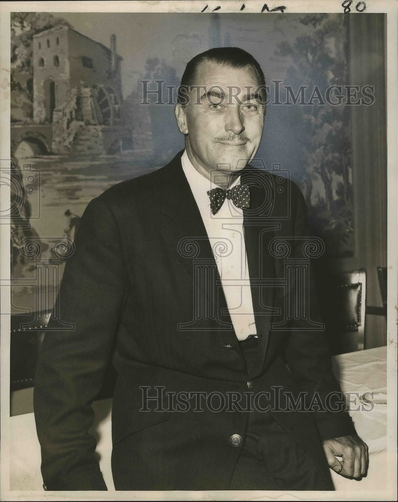 1959 Press Photo Brian Aherne, British actor, poses in front of painting