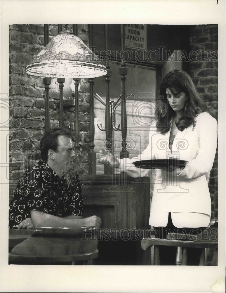 1990 Press Photo Kirstie Alley and Michael Holden on Cheers, on NBC. - nox02119
