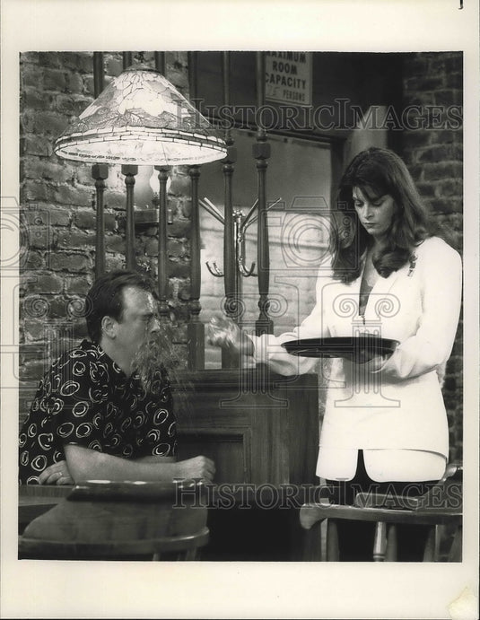 1990 Press Photo Kirstie Alley and Michael Holden on Cheers, on NBC. - nox02119