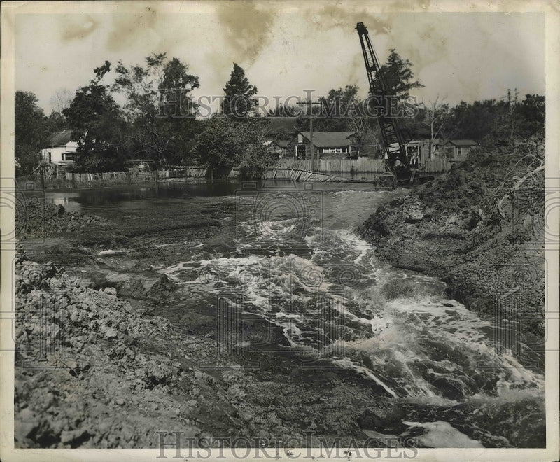 Load image into Gallery viewer, 1947 Press Photo New Orleans - Frank Bordes Gives Land as Drainage for Canal

