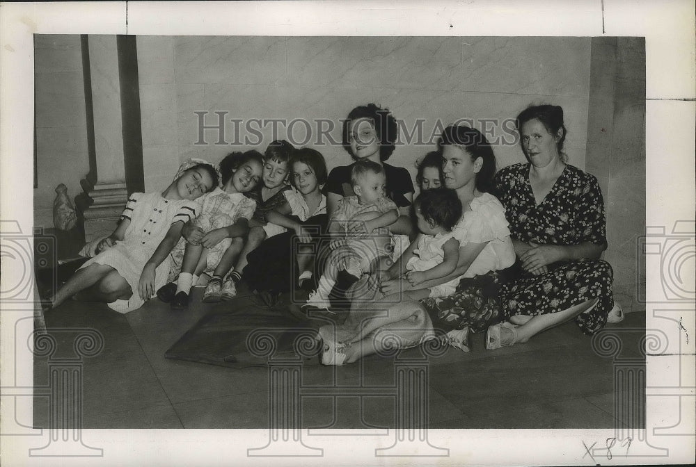 1947 Press Photo Hurricane - New Orleans Evacuees Fled to Post Office