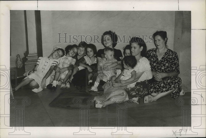 Load image into Gallery viewer, 1947 Press Photo Hurricane - New Orleans Evacuees Fled to Post Office
