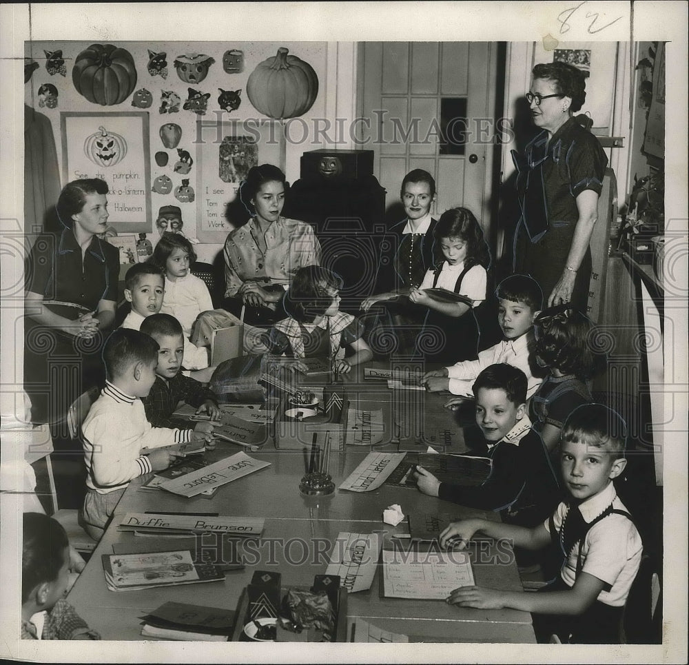 1955 Press Photo Linda Willis and classmates reading at Allen School.
