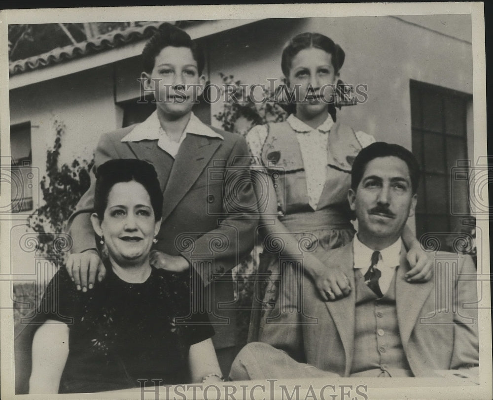 1946 Press Photo Miguel Aleman, candidate for President of Mexico, and family.