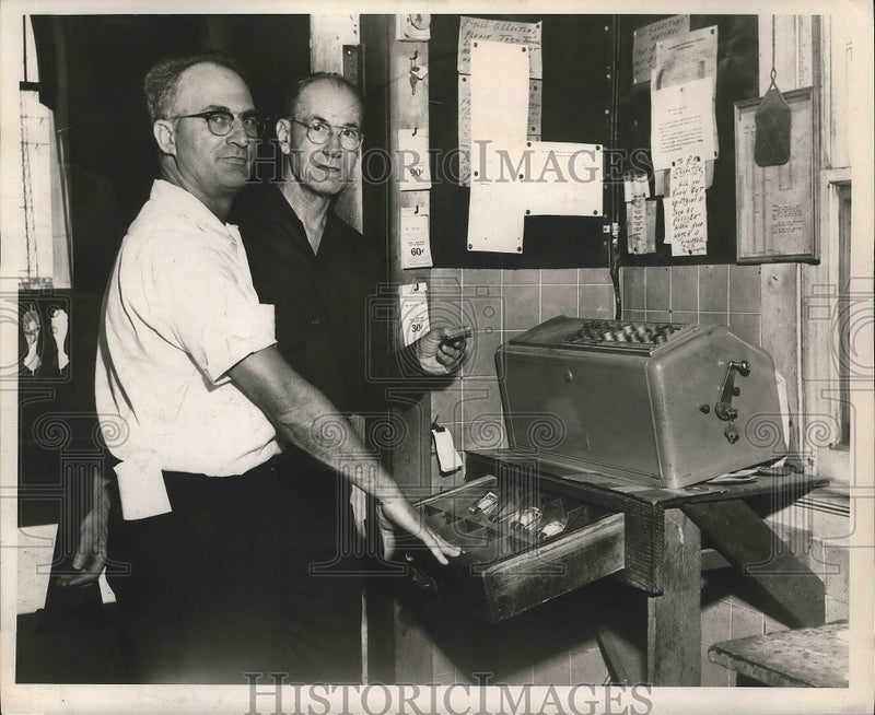 Load image into Gallery viewer, 1964 Press Photo Toll booth keepers on Canal Ferry close shop. - nox02344

