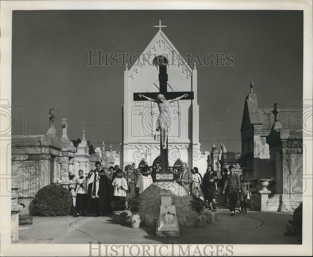 1965 Press Photo Ceremony at St. Roch Cemetery on All Saints&#39; Day.- Historic Images