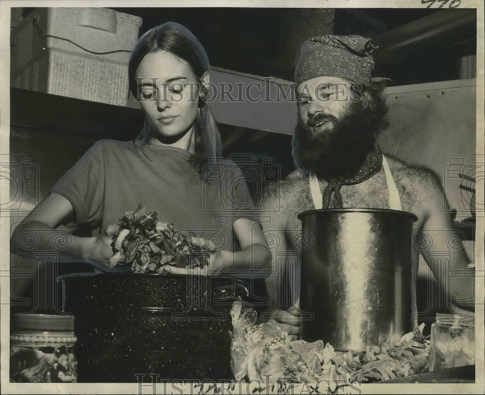1971 Press Photo Lisa and Rick toss salad in Shambala, Alternative Society.