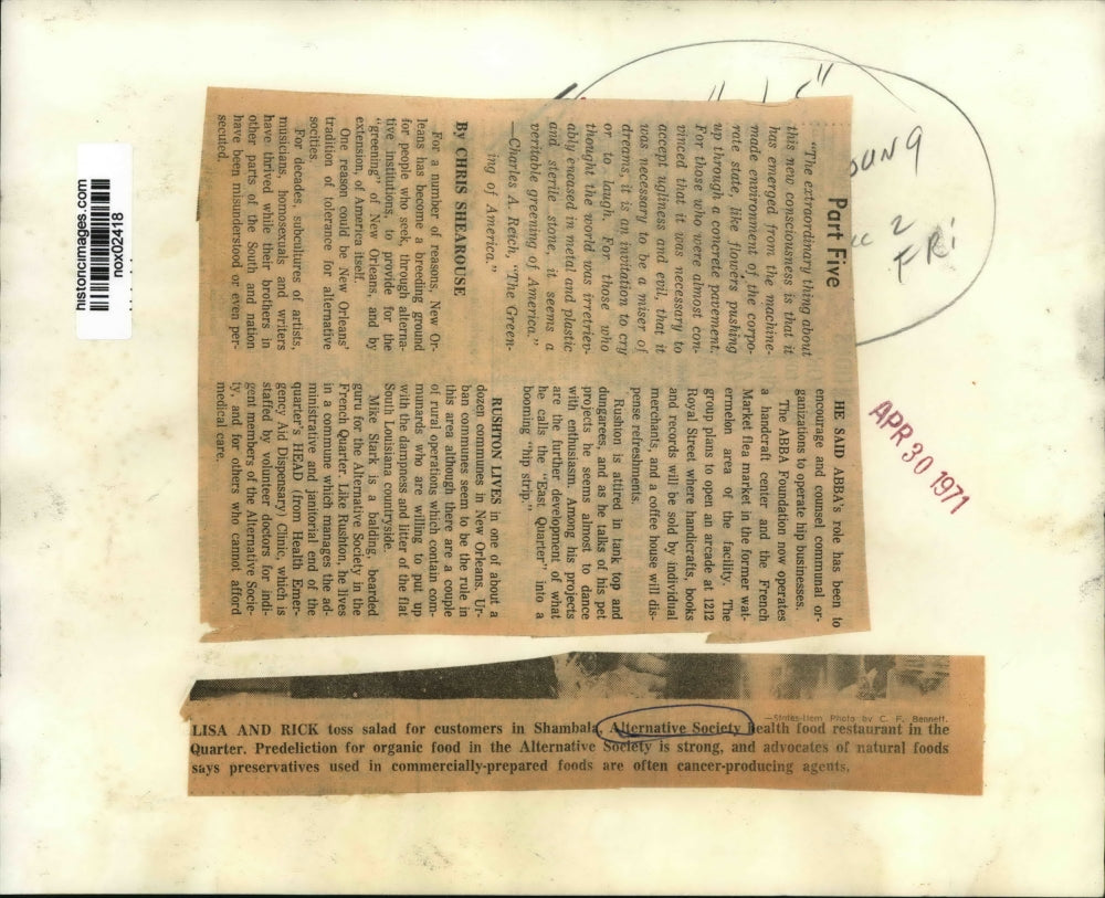 1971 Press Photo Lisa and Rick toss salad in Shambala, Alternative Society.