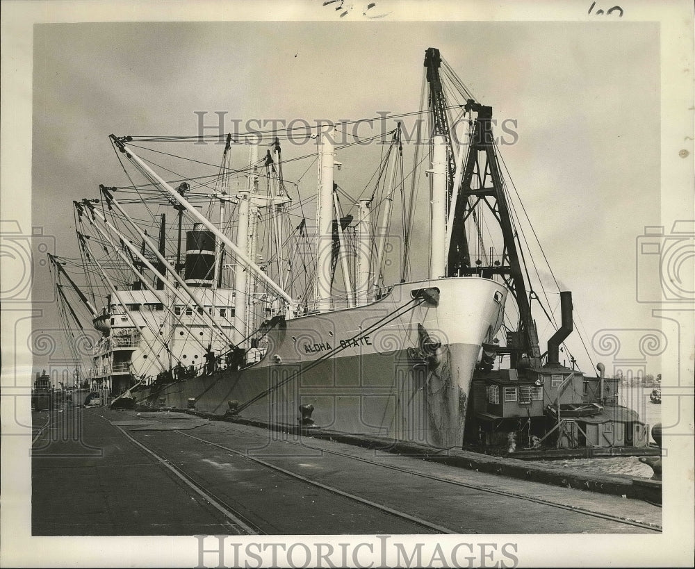 1965 Press Photo Huge cranes alongside the Aloha State at Port of New Orleans.