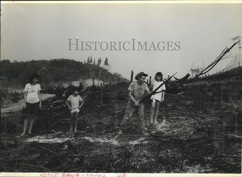 1988 Press Photo Raimundo de Souza and family, on their land in Brazil&#39;s Amazon.