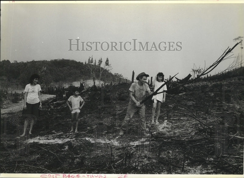Load image into Gallery viewer, 1988 Press Photo Raimundo de Souza and family, on their land in Brazil's Amazon.

