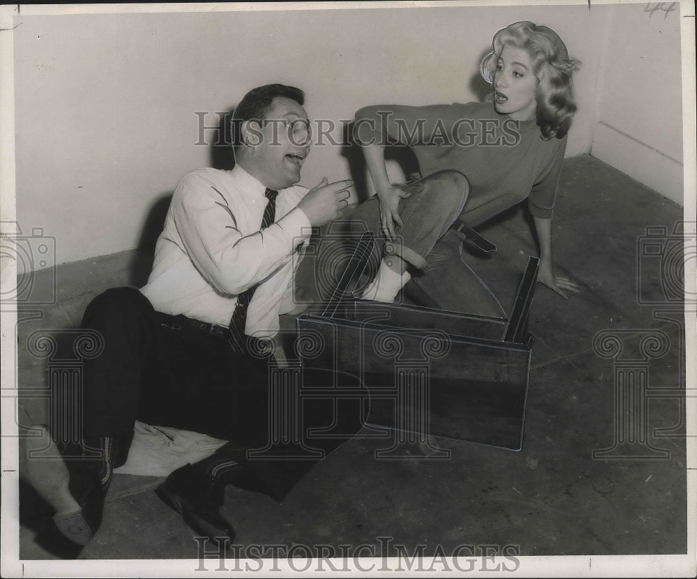 1956 Press Photo Stacey Adams and Hal Murray in George Axelrod's comedy- Historic Images