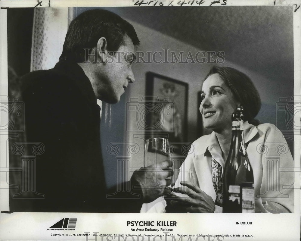 1975 Press Photo Paul Burke and Julie Adams relax over a bottle of wine in movie