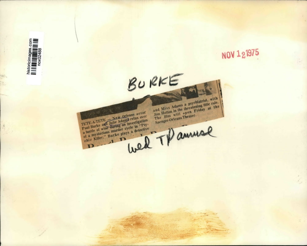 1975 Press Photo Paul Burke and Julie Adams relax over a bottle of wine in movie