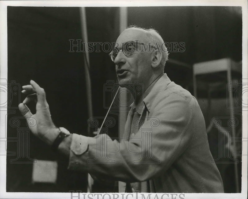 Load image into Gallery viewer, 1954 Press Photo Peter Herman Adler, conductor of NBC Opera Theater. - nox02525
