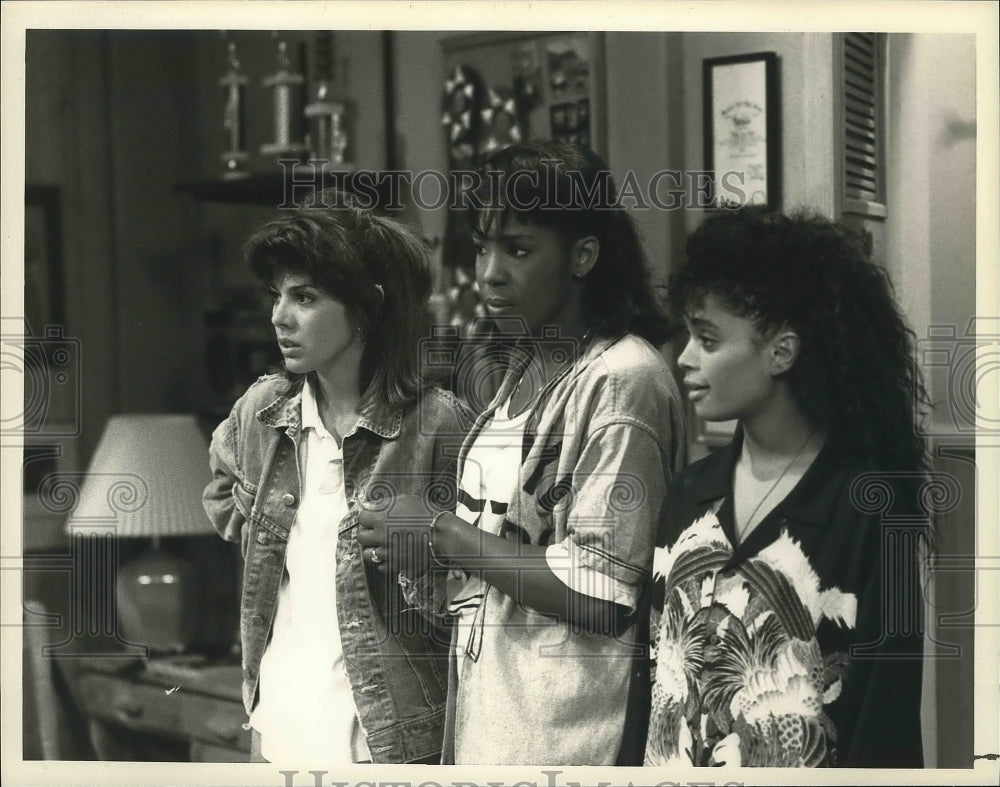 1988 Press Photo The roommates of A Different World search for a missing project- Historic Images