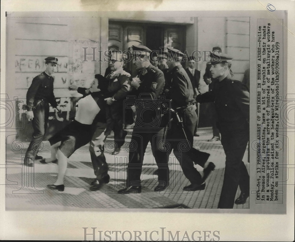 1959 Press Photo Police in Buenos Aires, Argentina as woman protests arrests