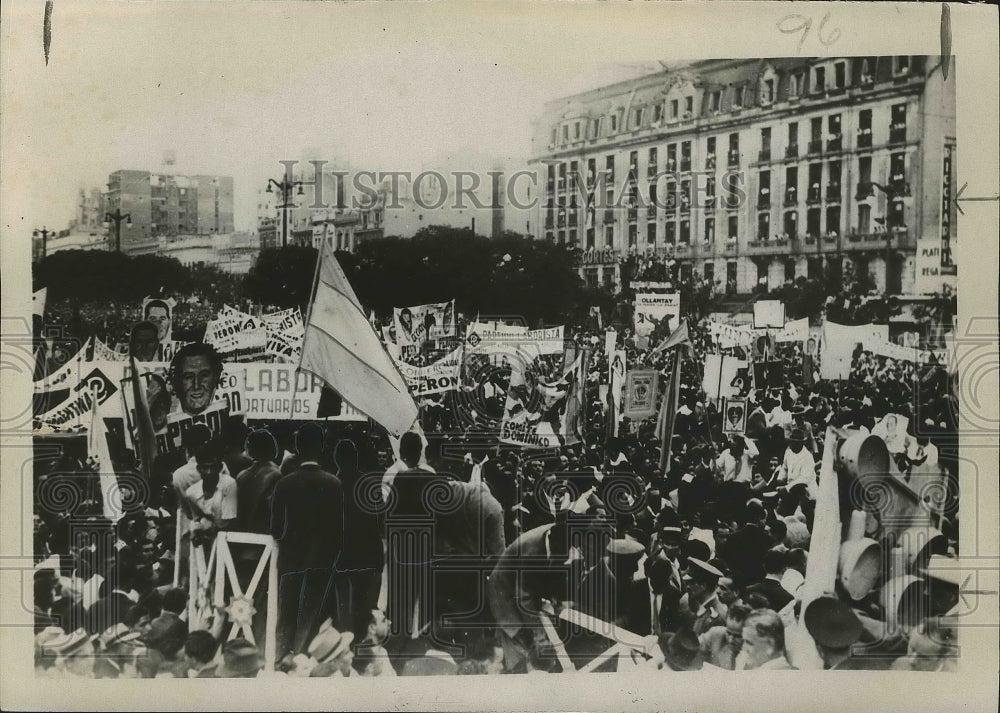 1945 Press Photo People jammed in plaza in Buenos Aires, Argentina - nox02553- Historic Images