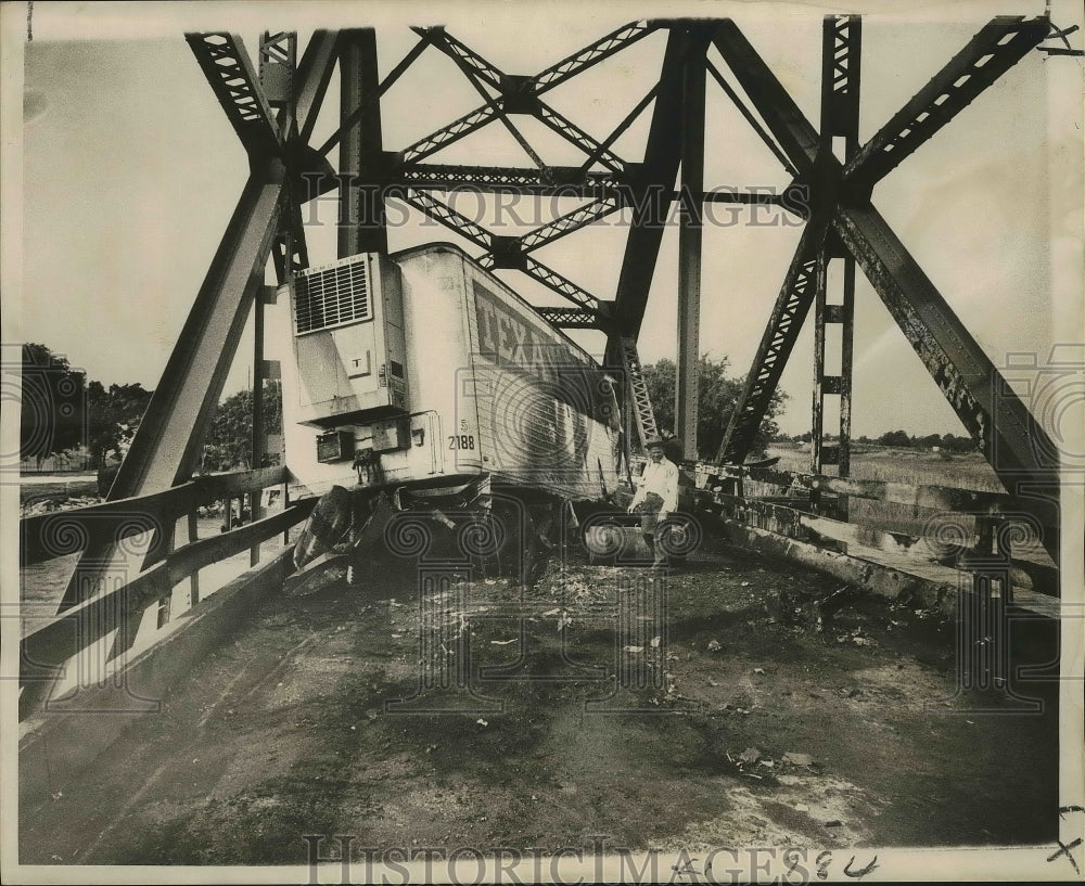 1967 Press Photo Truck trailer blocks Rigolets Bridge after a crash - nox02604