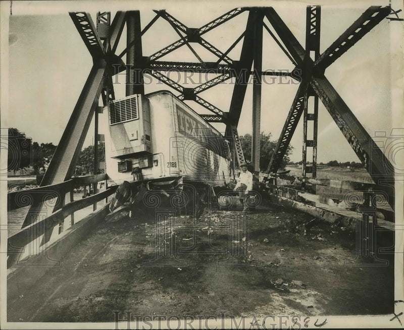 Load image into Gallery viewer, 1967 Press Photo Truck trailer blocks Rigolets Bridge after a crash - nox02604
