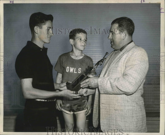 1959 Press Photo John Alario receives championship basketball tournament trophy- Historic Images