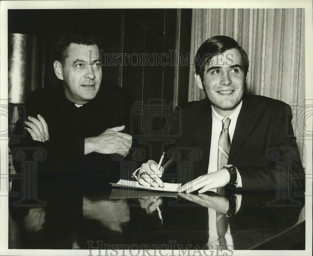 1970 Press Photo Terry Alarcon discuses with Rev. J. Donald Pearce - nox02669- Historic Images