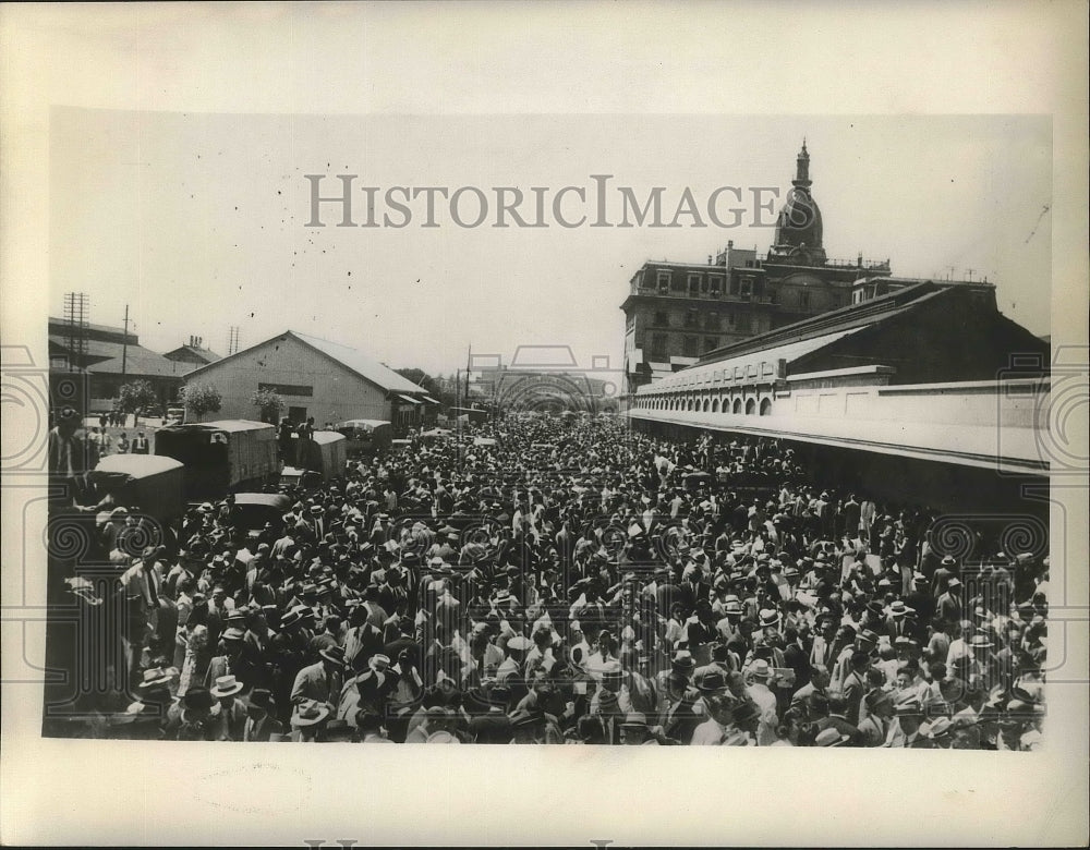 1946 Press Photo Crowed greets Dr. Jose Tamborini in Buenos Aires, Argentina