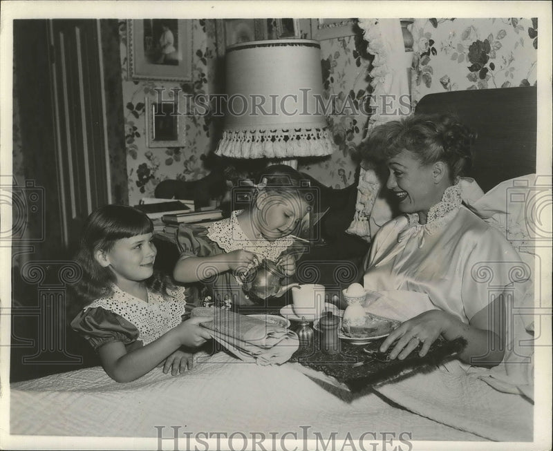 Load image into Gallery viewer, 1952 Press Photo Eve Arden with daughters on Mother's Day - nox02686
