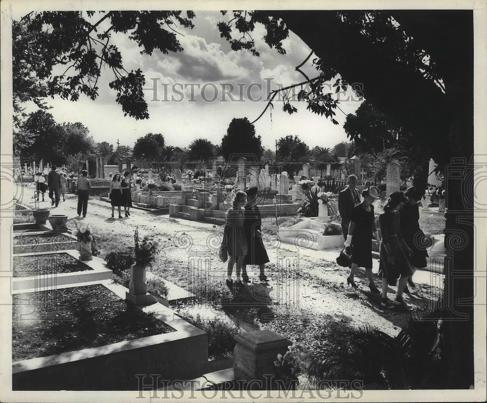 1951 Press Photo Families at the cemetery on All Saints&#39; Day. - nox02711- Historic Images