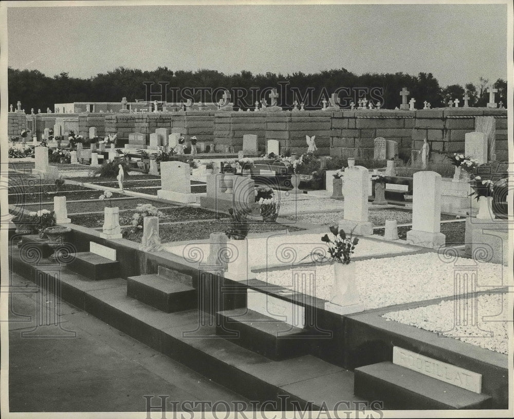 1975 Press Photo View of a cemetery on All Saints&#39; Day in Louisiana. - nox02716