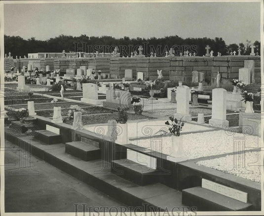 1975 Press Photo View of a cemetery on All Saints' Day in Louisiana. - nox02716