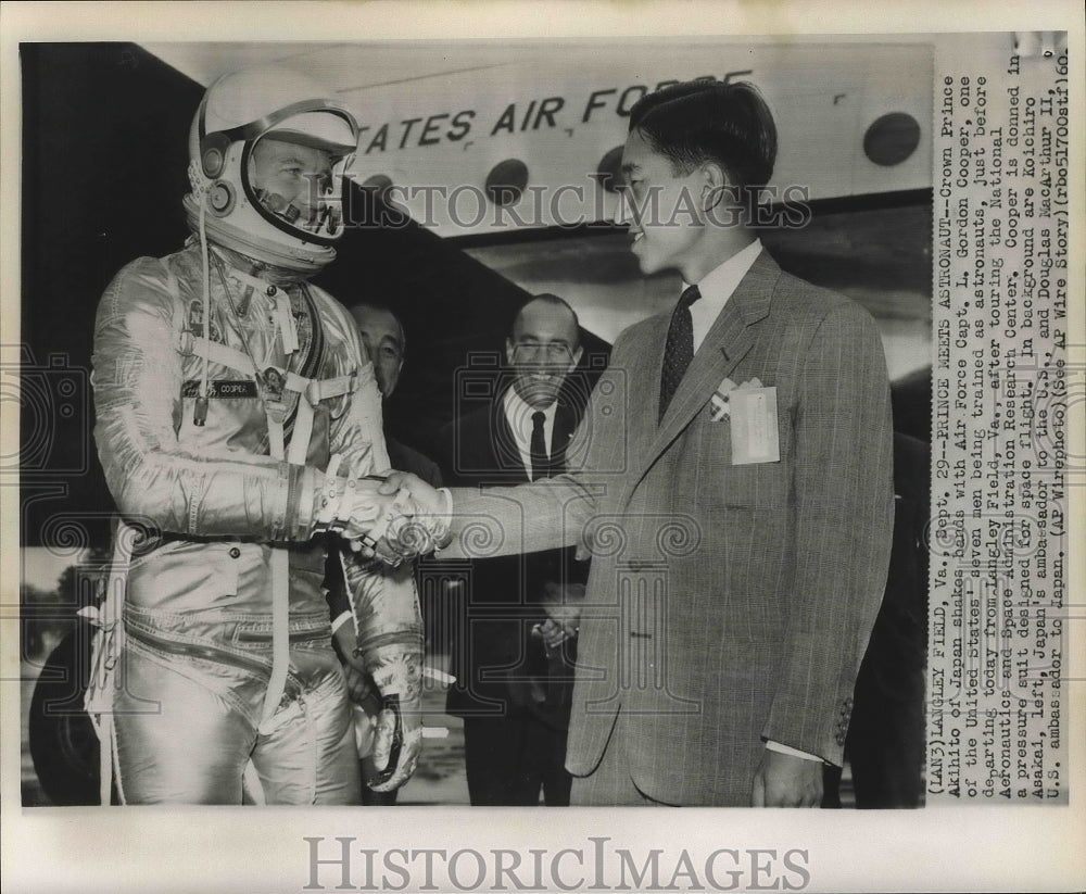 1960 Press Photo Crown Prince Akihito shakes hands with Capt. L. Gordon Cooper.