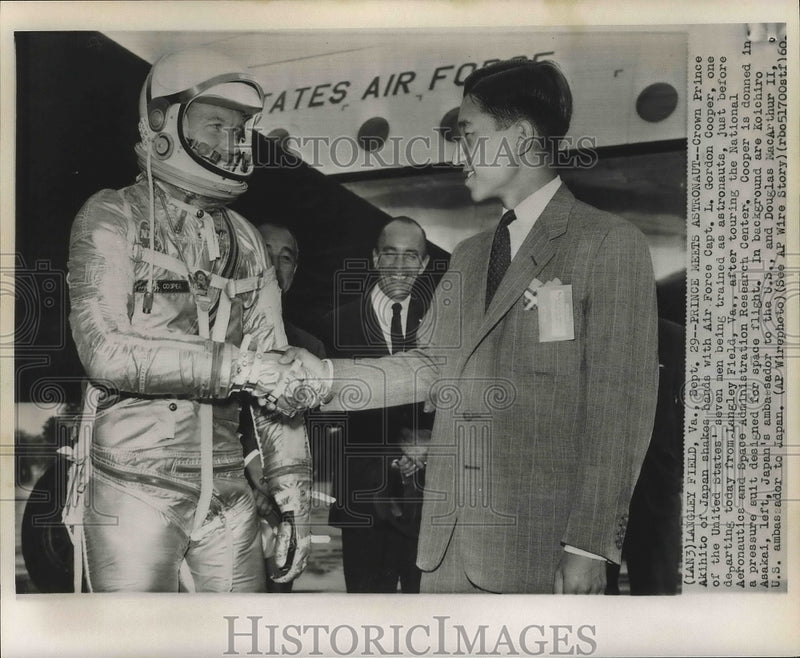 Load image into Gallery viewer, 1960 Press Photo Crown Prince Akihito shakes hands with Capt. L. Gordon Cooper.
