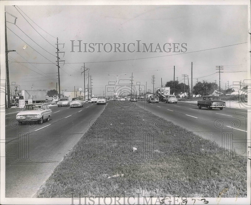 Load image into Gallery viewer, 1963 Press Photo Motorists from Jefferson Parish and Orleans Parish in Louisiana
