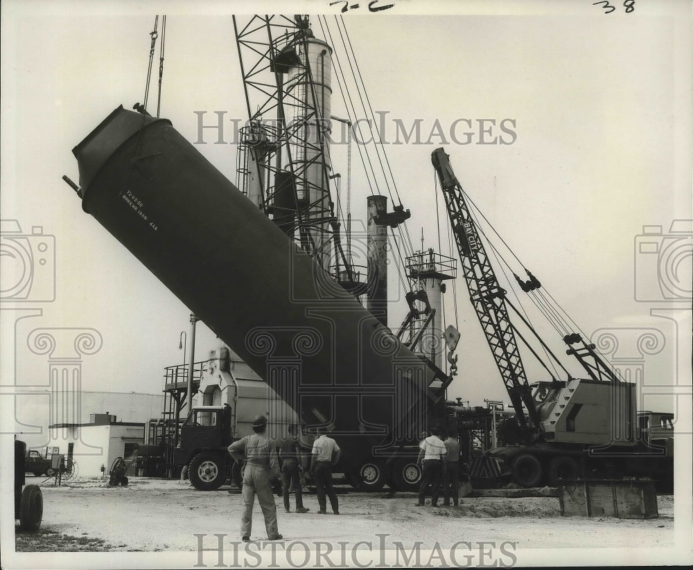1973 Press Photo A tube heater being installed at Alabama Refining Co. in Mobile