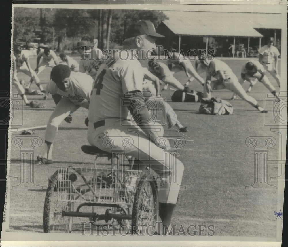 1975 Press Photo Dodgers&#39; manager Walt Alston at spring training in Vero Beach.- Historic Images