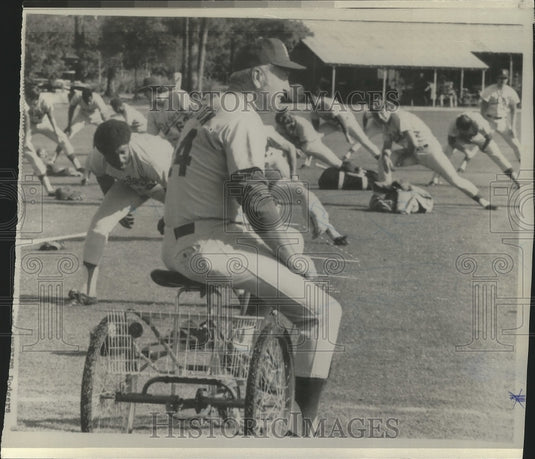 1975 Press Photo Dodgers' manager Walt Alston at spring training in Vero Beach.- Historic Images