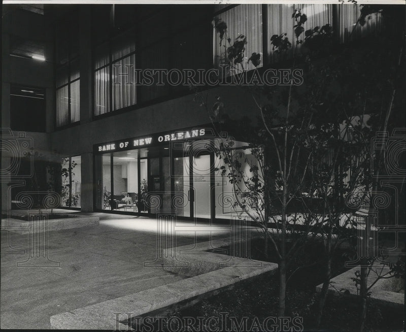 Load image into Gallery viewer, 1971 Press Photo Exterior view of the plaza at the Bank of New Orleans.
